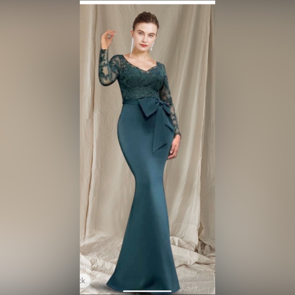 Lang Ting Bridal. US 16. Dark green formal dress.